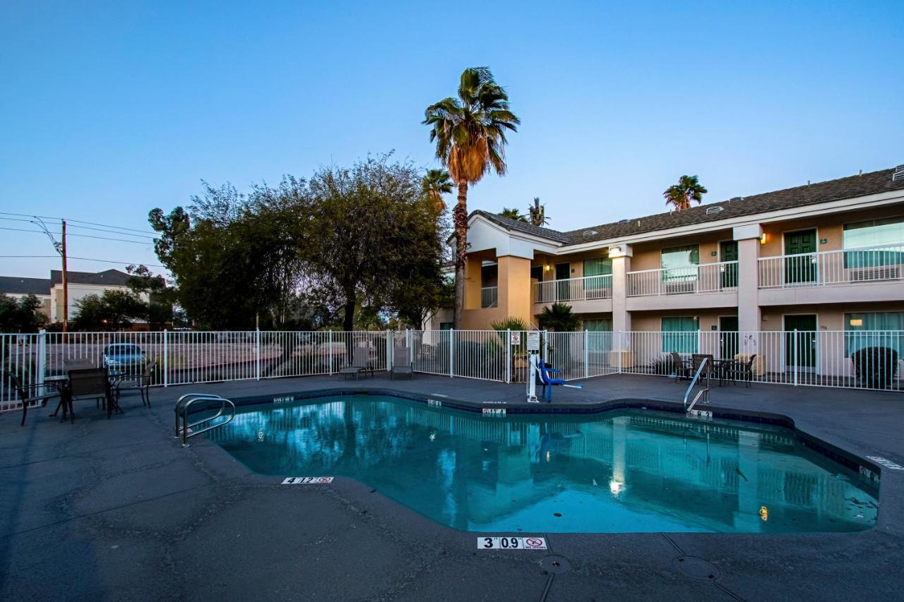 Hometowne Studios By Red Roof Phoenix - Black Canyon Highway Exterior foto